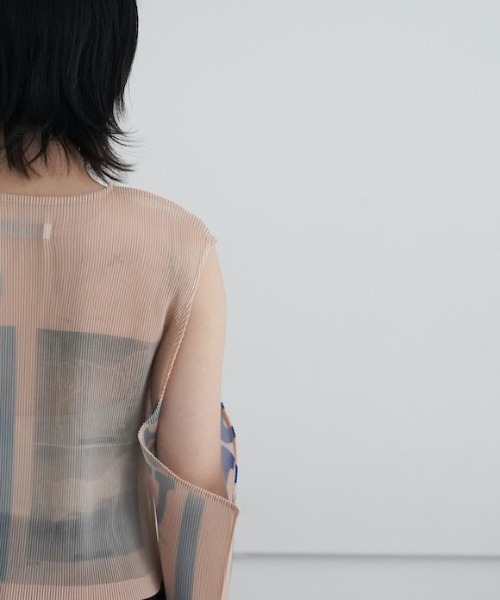 YOHEI OHNO(ヨウヘイオオノ)の「YOHEI OHNO Pleated Graphic Top(タンクトップ・レディース・グリーン/ベージュ/サックスブルー・36)」の15枚目の写真