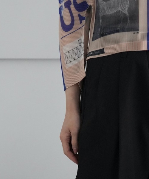 YOHEI OHNO(ヨウヘイオオノ)の「YOHEI OHNO Pleated Graphic Top(タンクトップ・レディース・グリーン/ベージュ/サックスブルー・36)」の4枚目の写真