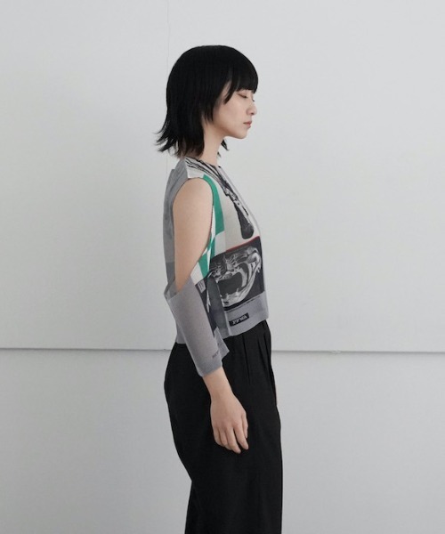 YOHEI OHNO(ヨウヘイオオノ)の「YOHEI OHNO Pleated Graphic Top(タンクトップ・レディース・グリーン/ベージュ/サックスブルー・36)」の11枚目の写真