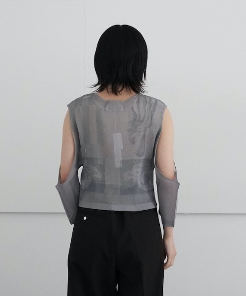 YOHEI OHNO(ヨウヘイオオノ)の「YOHEI OHNO Pleated Graphic Top(タンクトップ・レディース・グリーン/ベージュ/サックスブルー・36)」の7枚目の写真