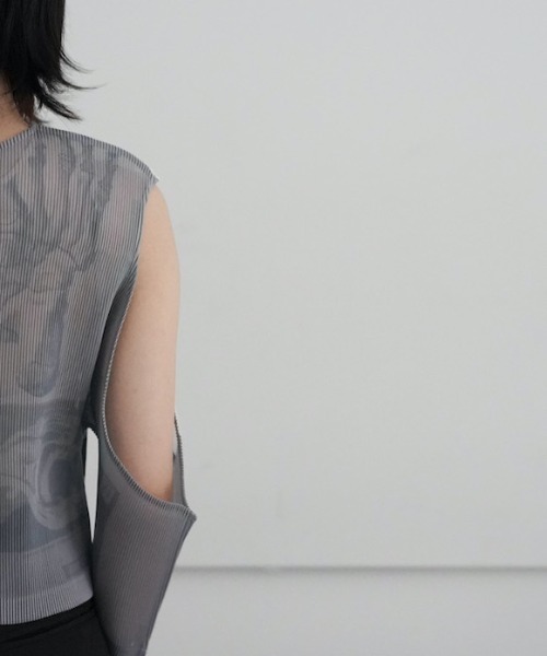 YOHEI OHNO(ヨウヘイオオノ)の「YOHEI OHNO Pleated Graphic Top(タンクトップ・レディース・グリーン/ベージュ/サックスブルー・36)」の6枚目の写真