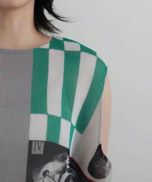 YOHEI OHNO(ヨウヘイオオノ)の「YOHEI OHNO Pleated Graphic Top(タンクトップ・レディース・グリーン/ベージュ/サックスブルー・36)」の14枚目の写真