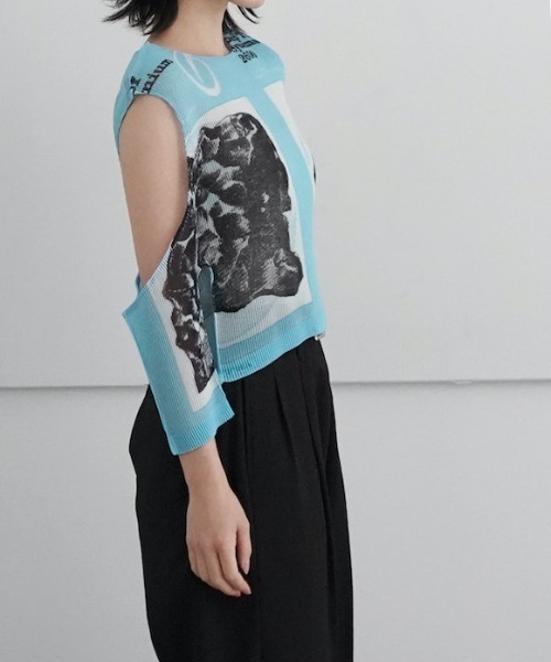 YOHEI OHNO(ヨウヘイオオノ)の「YOHEI OHNO Pleated Graphic Top(タンクトップ・レディース・グリーン/ベージュ/サックスブルー・36)」の16枚目の写真