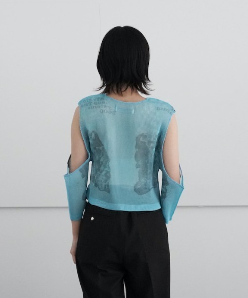 YOHEI OHNO(ヨウヘイオオノ)の「YOHEI OHNO Pleated Graphic Top(タンクトップ・レディース・グリーン/ベージュ/サックスブルー・36)」の10枚目の写真