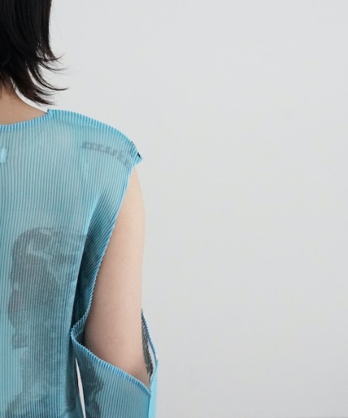 YOHEI OHNO(ヨウヘイオオノ)の「YOHEI OHNO Pleated Graphic Top(タンクトップ・レディース・グリーン/ベージュ/サックスブルー・36)」の5枚目の写真