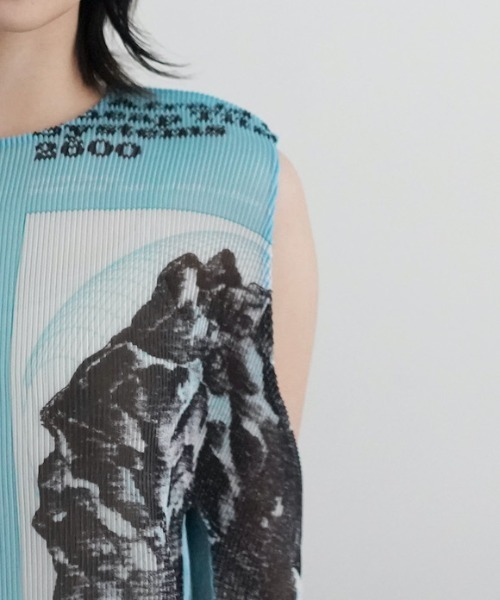 YOHEI OHNO(ヨウヘイオオノ)の「YOHEI OHNO Pleated Graphic Top(タンクトップ・レディース・グリーン/ベージュ/サックスブルー・36)」の12枚目の写真
