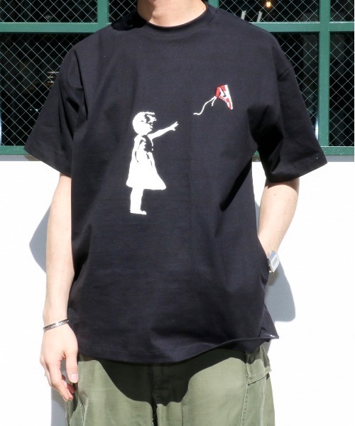 O.K.（オーケー）の「O.K. / オーケー AJ1 BANKSY SHORT SLEEVE TEE GIRL(EXCLUSIVE) AJ1バンクシーTガール（Tシャツ/カットソー・メンズ・ブラック/ホワイト・ONE SIZE）」の9枚目の写真