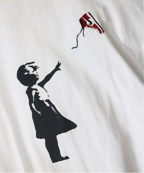 O.K.（オーケー）の「O.K. / オーケー AJ1 BANKSY SHORT SLEEVE TEE GIRL(EXCLUSIVE) AJ1バンクシーTガール（Tシャツ/カットソー・メンズ・ブラック/ホワイト・ONE SIZE）」の5枚目の写真