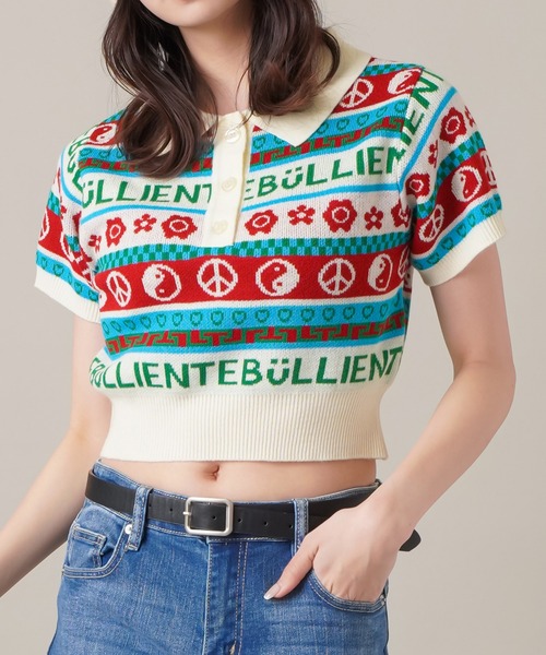 SPINNS(スピンズ)の「MIXモチーフ ショート丈 半袖ジャガードポロニット(ポロシャツ・レディース・ブラック/ホワイト×レッド/アイボリー/ブラック×ブルー・ONESIZE)」の2枚目の写真