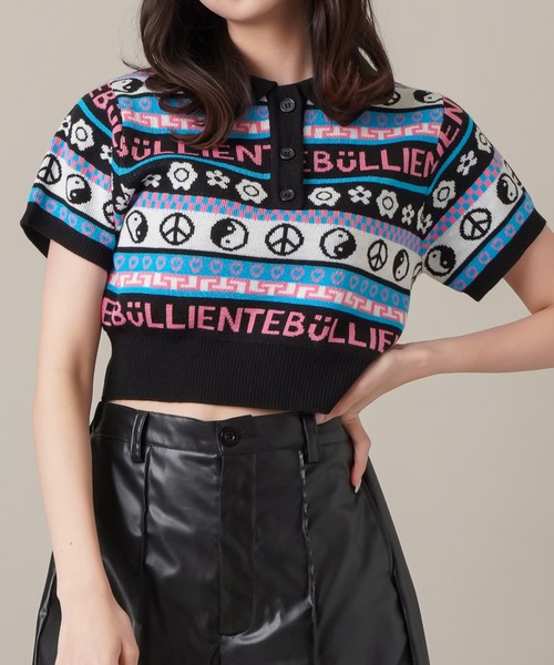 SPINNS(スピンズ)の「MIXモチーフ ショート丈 半袖ジャガードポロニット(ポロシャツ・レディース・ブラック/ホワイト×レッド/アイボリー/ブラック×ブルー・ONESIZE)」の4枚目の写真