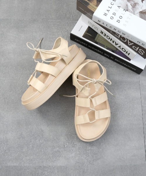 Fabby fabby(ファビィーファビィー)の「レースアップコンフォートサンダル(サンダル・レディース・ブラック/オフホワイト/ブラウン・SMALL/MEDIUM/LARGE)」の2枚目の写真