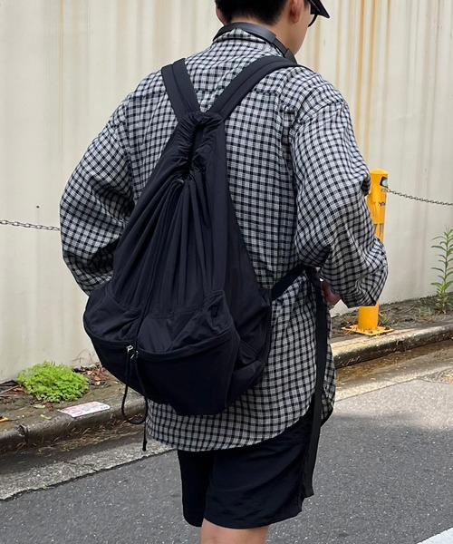 MONO-MART（モノマート）の「ナイロンドローストリングダブルポケットリュック（バックパック/リュック・メンズ・アイボリー/ブラック・FREE）」の3枚目の写真