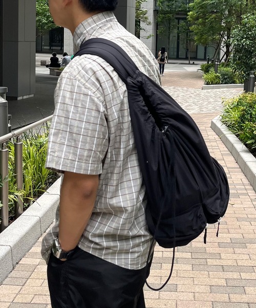 MONO-MART（モノマート）の「ナイロンドローストリングダブルポケットリュック（バックパック/リュック・メンズ・アイボリー/ブラック・FREE）」の11枚目の写真