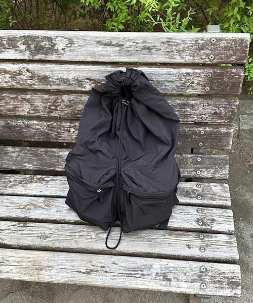 MONO-MART（モノマート）の「ナイロンドローストリングダブルポケットリュック（バックパック/リュック・メンズ・アイボリー/ブラック・FREE）」の17枚目の写真