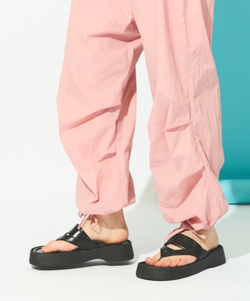 MERLOT(メルロー)の「トングサンダル(サンダル・レディース・ブラック/ナチュラル・LARGE/MEDIUM/SMALL)」の2枚目の写真