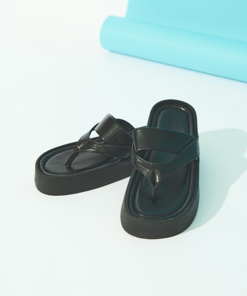 MERLOT(メルロー)の「トングサンダル(サンダル・レディース・ブラック/ナチュラル・LARGE/MEDIUM/SMALL)」の3枚目の写真