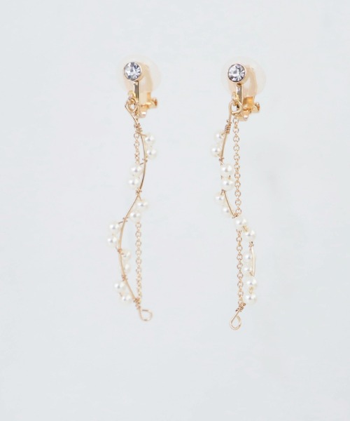 Cupid Heart(キューピッドハート)の「【Cupid Heart】結婚式アクセ!ウェーブライン小粒パールイヤリング(イヤリング・レディース・ゴールド/シルバー・MEDIUM)」の4枚目の写真