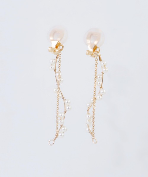 Cupid Heart(キューピッドハート)の「【Cupid Heart】結婚式アクセ!ウェーブライン小粒パールイヤリング(イヤリング・レディース・ゴールド/シルバー・MEDIUM)」の5枚目の写真