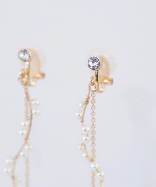 Cupid Heart(キューピッドハート)の「【Cupid Heart】結婚式アクセ!ウェーブライン小粒パールイヤリング(イヤリング・レディース・ゴールド/シルバー・MEDIUM)」の6枚目の写真