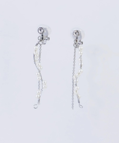Cupid Heart(キューピッドハート)の「【Cupid Heart】結婚式アクセ!ウェーブライン小粒パールイヤリング(イヤリング・レディース・ゴールド/シルバー・MEDIUM)」の9枚目の写真