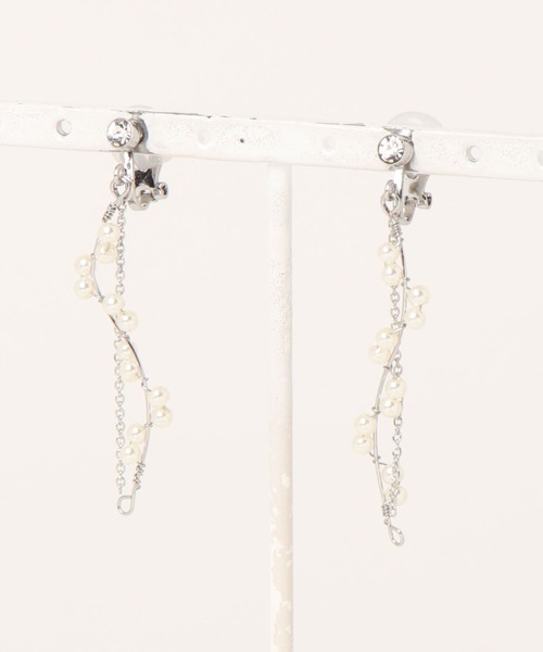 Cupid Heart(キューピッドハート)の「【Cupid Heart】結婚式アクセ!ウェーブライン小粒パールイヤリング(イヤリング・レディース・ゴールド/シルバー・MEDIUM)」の14枚目の写真