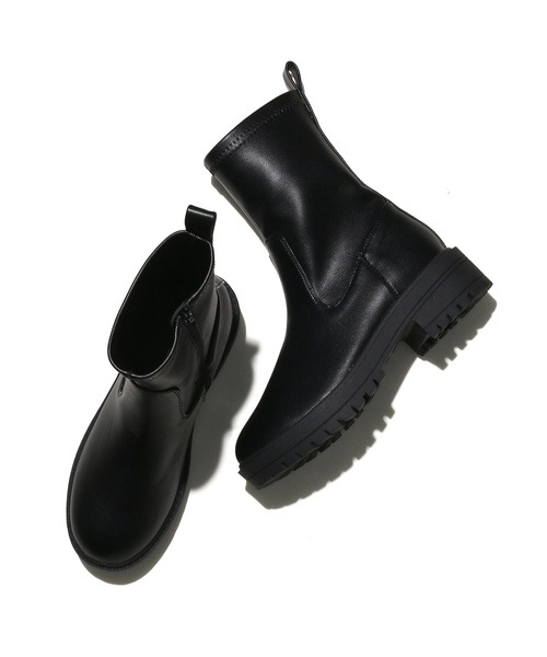 Juze（ジュゼ）の「リサイクルレザータンクソールストレッチブーツ（ブーツ・レディース・オフホワイト/ブラック・LL/L/S/M）」の8枚目の写真