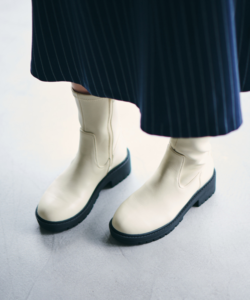 Juze（ジュゼ）の「リサイクルレザータンクソールストレッチブーツ（ブーツ・レディース・オフホワイト/ブラック・LL/L/S/M）」の13枚目の写真