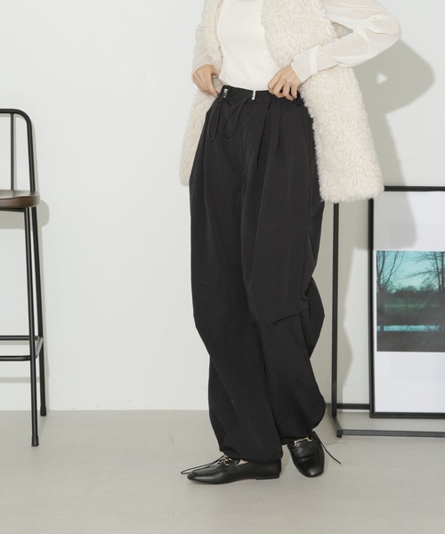 NANO universe(ナノユニバース)の「ナイロンドロストパンツ(その他パンツ・レディース・ブラック/ベージュ/モカ・FREE)」の1枚目の写真