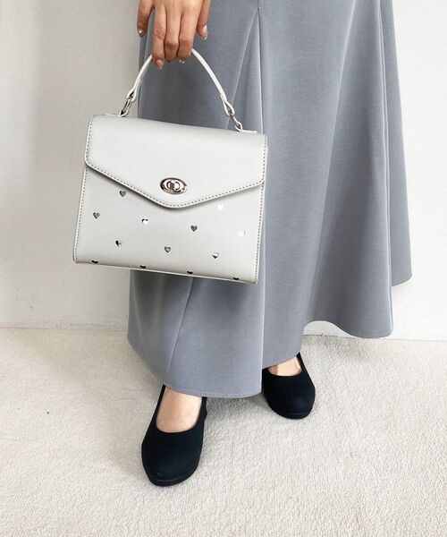 MAJESTIC LEGON(マジェスティックレゴン)の「manyハートハンドバッグ(ハンドバッグ・レディース・アイボリー/ブラック/グレイッシュベージュ・FREE)」の10枚目の写真