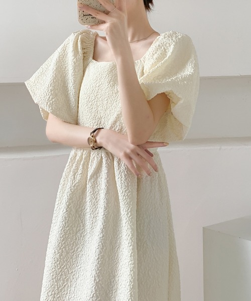 ECLIN(エクラン)の「ふくれジャガードパフスリーブスクエアワンピース(ワンピース・レディース・ベージュ/ブラック/ホワイト・M/L)」の3枚目の写真