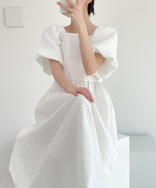 ECLIN(エクラン)の「ふくれジャガードパフスリーブスクエアワンピース(ワンピース・レディース・ベージュ/ブラック/ホワイト・M/L)」の2枚目の写真