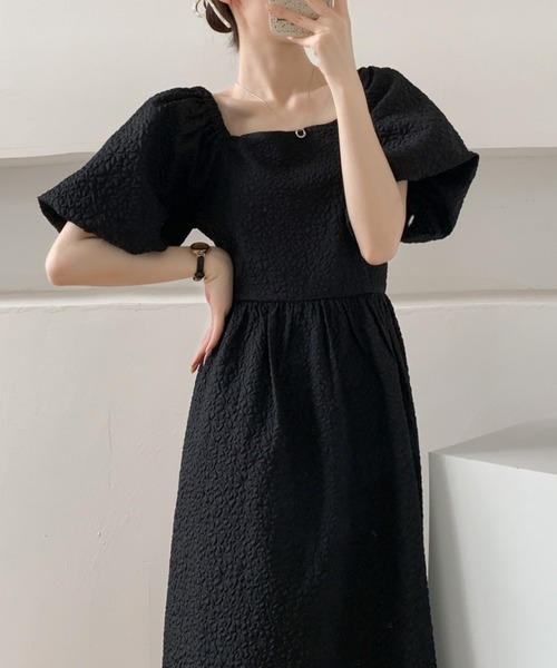 ECLIN(エクラン)の「ふくれジャガードパフスリーブスクエアワンピース(ワンピース・レディース・ベージュ/ブラック/ホワイト・M/L)」の1枚目の写真