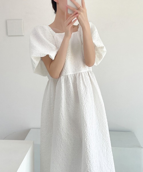 ECLIN(エクラン)の「ふくれジャガードパフスリーブスクエアワンピース(ワンピース・レディース・ベージュ/ブラック/ホワイト・M/L)」の19枚目の写真