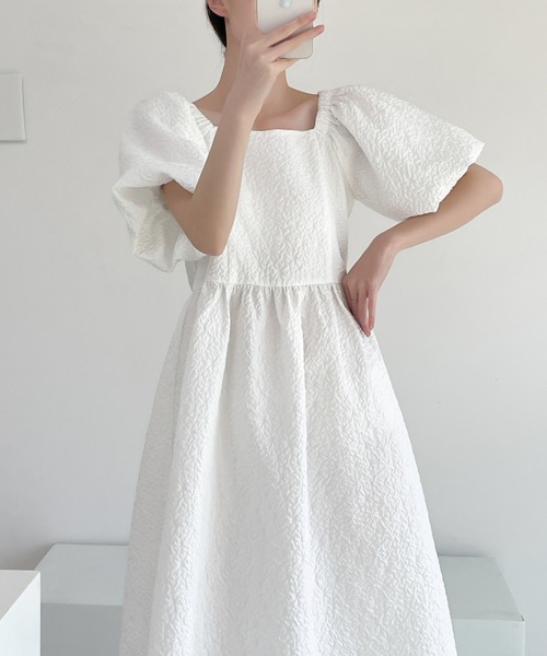 ECLIN(エクラン)の「ふくれジャガードパフスリーブスクエアワンピース(ワンピース・レディース・ベージュ/ブラック/ホワイト・M/L)」の20枚目の写真
