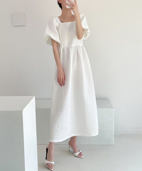 ECLIN(エクラン)の「ふくれジャガードパフスリーブスクエアワンピース(ワンピース・レディース・ベージュ/ブラック/ホワイト・M/L)」の21枚目の写真