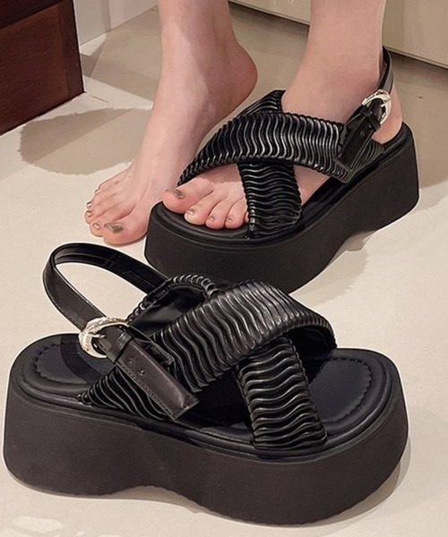 ANOTHER S（アナザーエス）の「クロスデザインギャザー厚底サンダル（サンダル・レディース・ブラック/シルバー/アイボリー・37/38/39）」の3枚目の写真