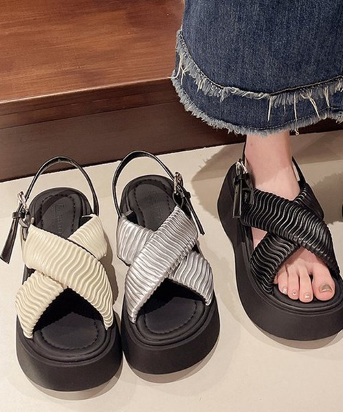 ANOTHER S（アナザーエス）の「クロスデザインギャザー厚底サンダル（サンダル・レディース・ブラック/シルバー/アイボリー・37/38/39）」の4枚目の写真