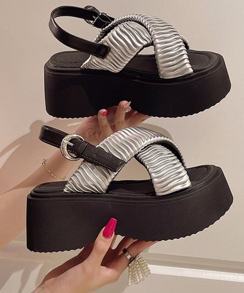 ANOTHER S（アナザーエス）の「クロスデザインギャザー厚底サンダル（サンダル・レディース・ブラック/シルバー/アイボリー・37/38/39）」の7枚目の写真