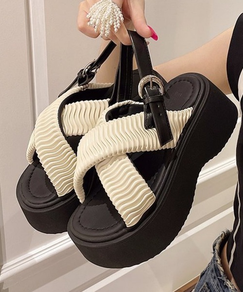 ANOTHER S（アナザーエス）の「クロスデザインギャザー厚底サンダル（サンダル・レディース・ブラック/シルバー/アイボリー・37/38/39）」の5枚目の写真