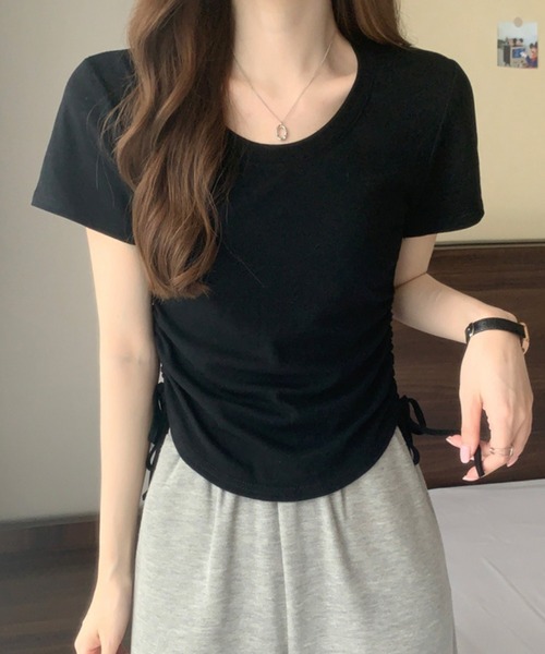 Mignonjour（ミニョンジュール）の「FReePLACe/サイドシャーリングトップス X12241（Tシャツ/カットソー・レディース・ブラック/ホワイト・MEDIUM/LARGE）」の4枚目の写真