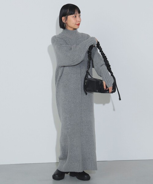 BEAMS HEART（ビームスハート）の「フィンガーホール ハイネック ニットワンピース（手洗い可能）（ワンピース・レディース・ブラック/レッド系その他7/グレー・FREE）」の17枚目の写真