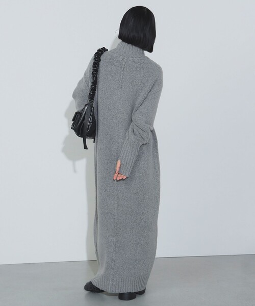 BEAMS HEART（ビームスハート）の「フィンガーホール ハイネック ニットワンピース（手洗い可能）（ワンピース・レディース・ブラック/レッド系その他7/グレー・FREE）」の18枚目の写真