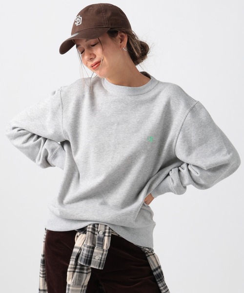 Champion（チャンピオン）の「【Champion】[長いシーズン着られる裏毛素材]刺繍スウェット（スウェット・レディース・オフホワイト/グレー/ナチュラル/グリーン/パープル/オレンジ・FREE）」の3枚目の写真
