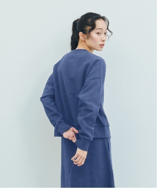 KELTY(ケルティ)の「ワンポイントロゴ クロップド クルーネック(スウェット・レディース・アイボリー/ブラック/ヘザーグレー/バーガンディー/ダークグリーン/ネイビー・FREE)」の5枚目の写真