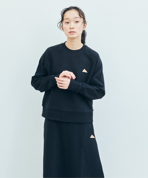 KELTY(ケルティ)の「ワンポイントロゴ クロップド クルーネック(スウェット・レディース・アイボリー/ブラック/ヘザーグレー/バーガンディー/ダークグリーン/ネイビー・FREE)」の2枚目の写真