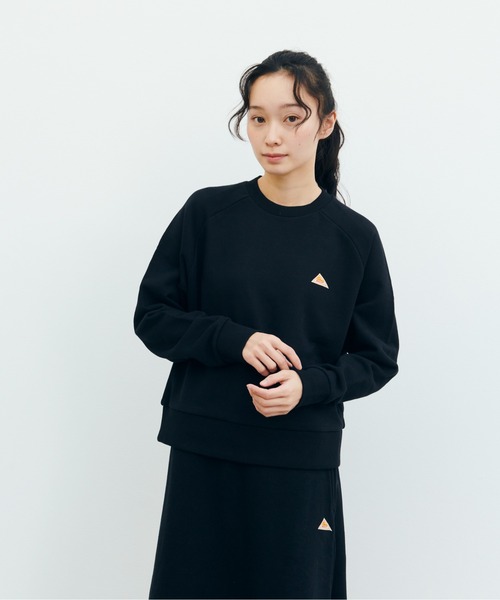 KELTY(ケルティ)の「ワンポイントロゴ クロップド クルーネック(スウェット・レディース・アイボリー/ブラック/ヘザーグレー/バーガンディー/ダークグリーン/ネイビー・FREE)」の8枚目の写真