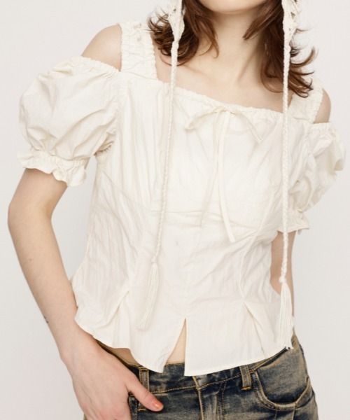 SLY(スライ)の「SHOULDER OPEN SQ PUFF TOPS ショルダー オープン スクエア パフ トップス(シャツ/ブラウス・レディース・アイボリー/ライトブラック/ライトパープル・FREE)」の2枚目の写真