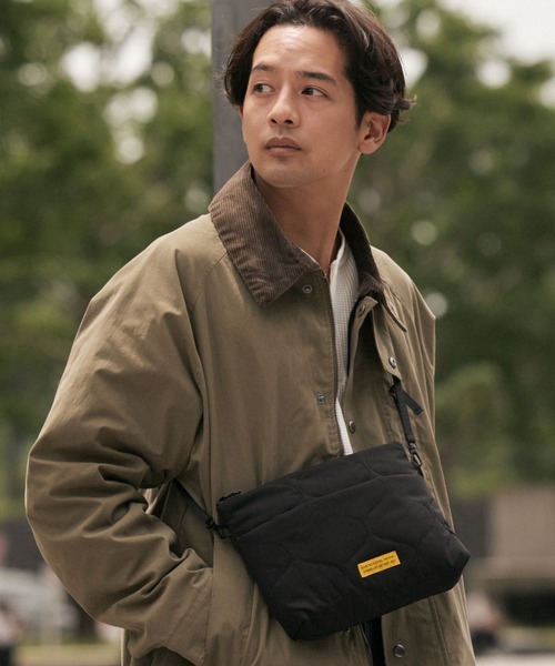 KiU（キウ）の「パデッドサコッシュポーチ（ショルダーバッグ・レディース・アイボリー/カーキ/ブラック/グレー/レオパード・FREE）」の2枚目の写真