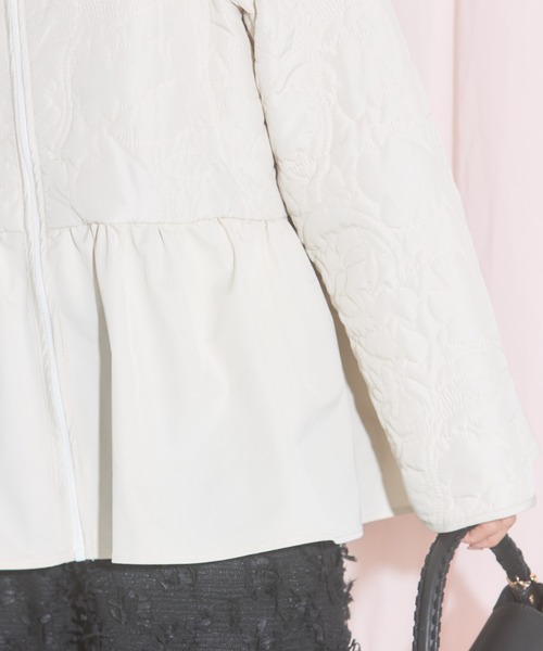 tocco closet(トッコ クローゼット)の「【ZOZO限定】フラワーキルティングタフタショートコート(ナイロンジャケット・レディース・ブラック/オフホワイト・M)」の13枚目の写真