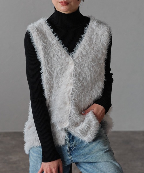 r.（アールドット）の「フェザーヤーン　フロント釦ベスト（ベスト・レディース・オフホワイト/グレー/チャコールグレー・FREE）」の2枚目の写真